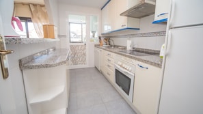 Een koelkast, een microgolfoven, een oven, een vaatwasser