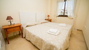 2 slaapkamers, een strijkplank/strijkijzer, gratis wifi, beddengoed