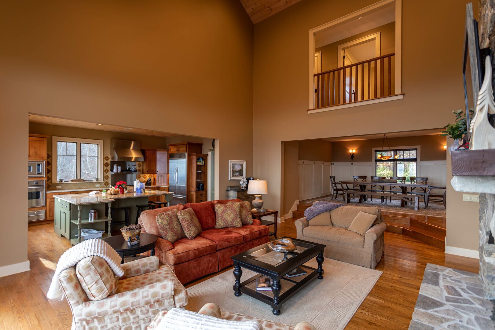 Skytop Retreat - Spectacular 50 mile Views! Hot Tub! Arcade!