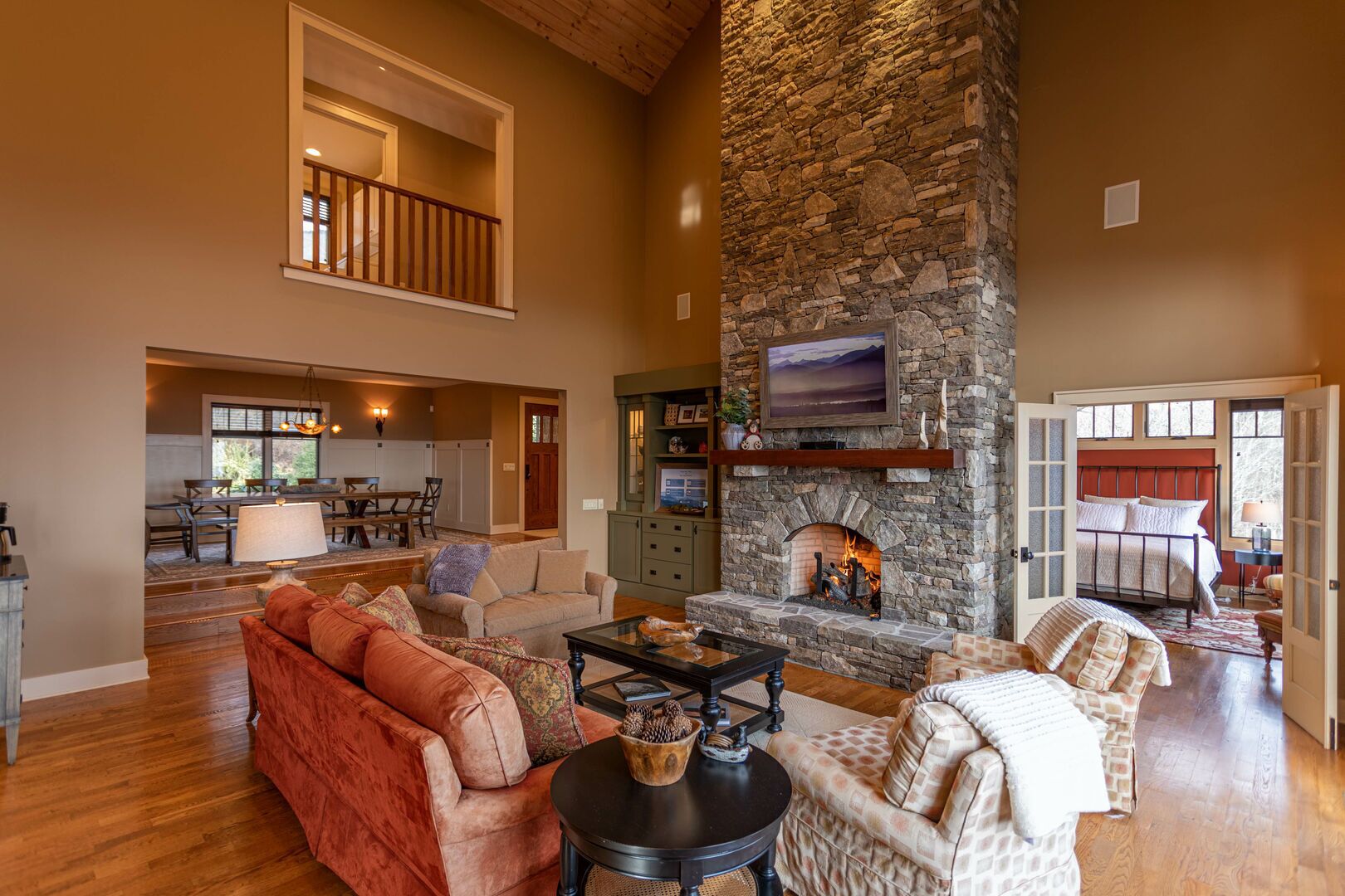 Skytop Retreat - Spectacular 50 mile Views! Hot Tub! Arcade!