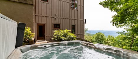 Outdoor spa tub