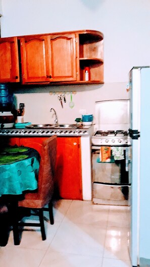 Oppvaskmaskin, kjøkkenutstyr og spisebord