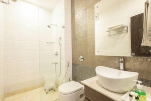 Bathroom - Cosmo Hotel (New Delhi)