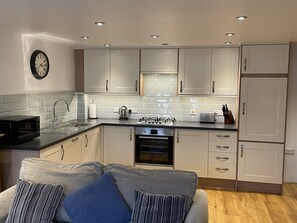 Fridge, microwave, oven, stovetop - Lovely cottage on the beautiful village square of Chittlehampton (Chittlehampton)