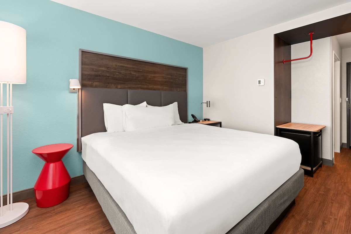 Luxe beddengoed, een bureau, een laptopwerkplek