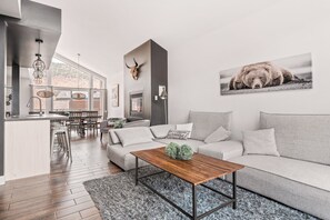 Télévision, cheminée, baby-foot, chaîne hi-fi