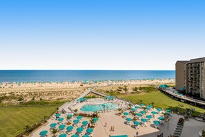 Innendørsbasseng og et oppvarmet basseng