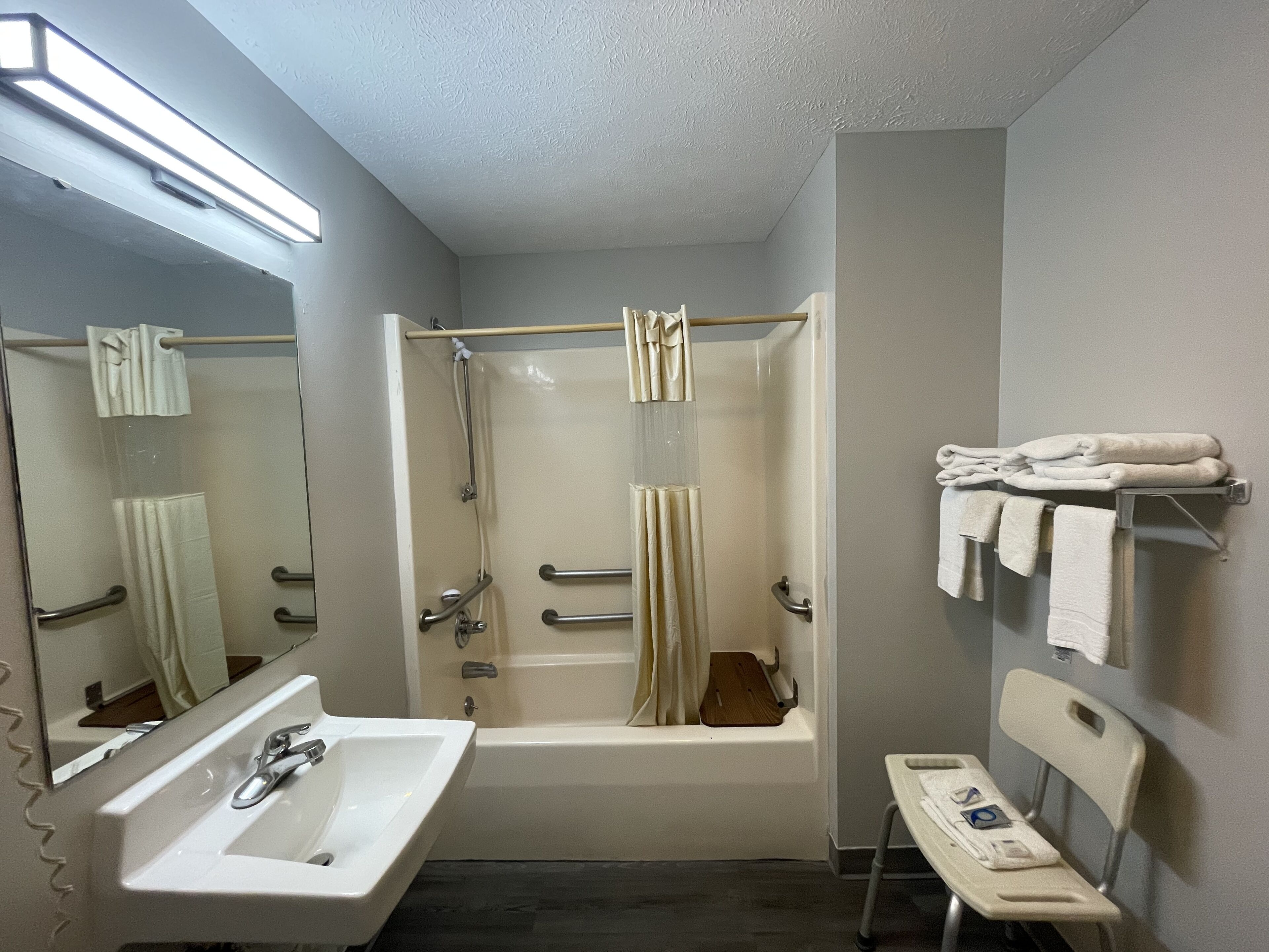 Quarto, 1 cama King, acessível, para não fumantes | Chuveiro