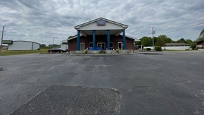 A building with a sign reading "Embassy Inn." - Embassy Inn (Hohenwald)