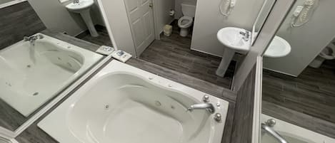 Habitación, 1 cama King size, para no fumadores, hidromasaje | Baño | Tina con regadera, amenidades de baño gratuitas, toallas
