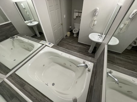 Room, 1 King Bed, Non Smoking, Jetted Tub | Bathroom. Embassy Inn