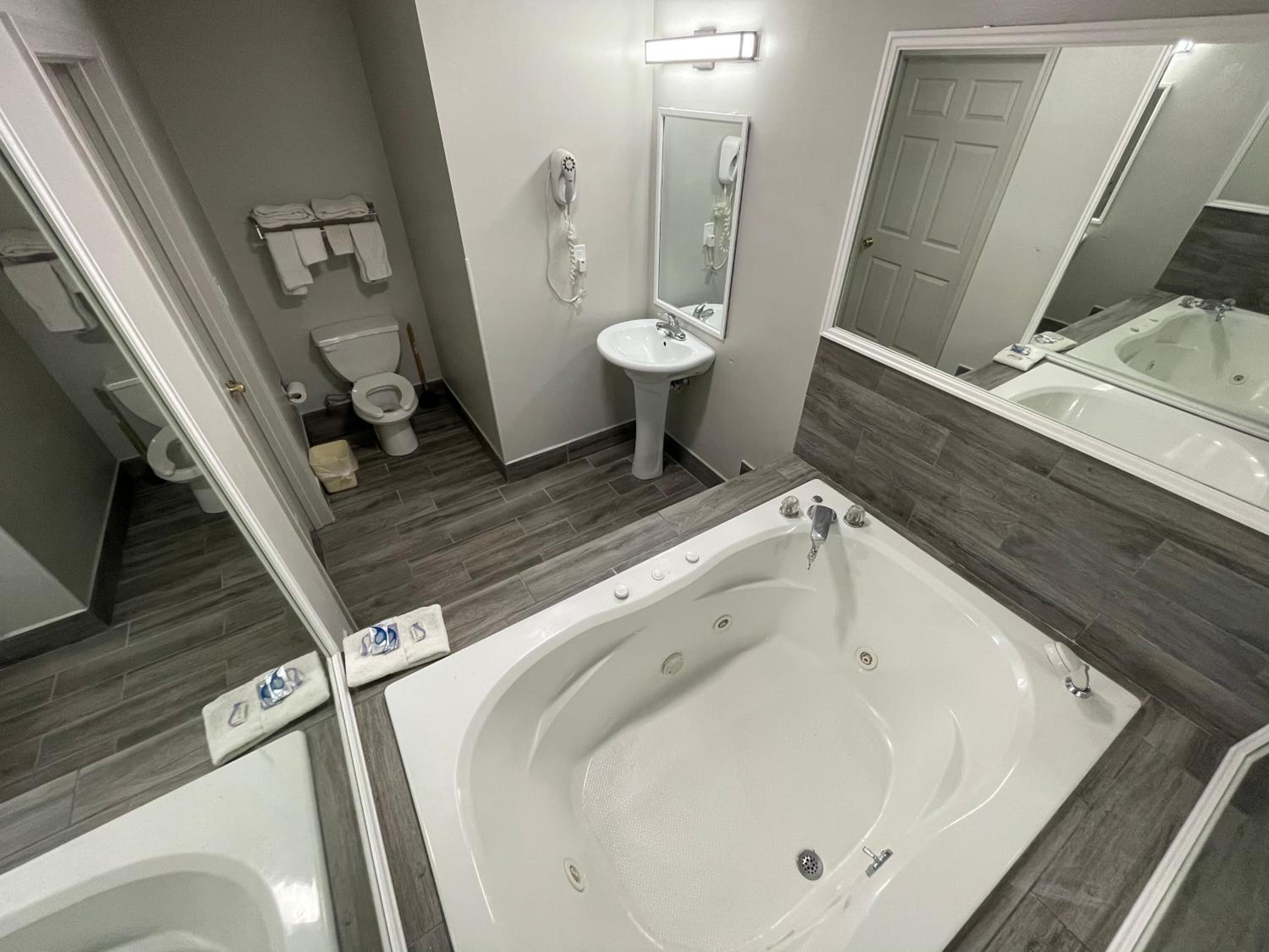 Combined shower/tub, free toiletries, towels