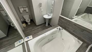 Combined shower/tub, free toiletries, towels