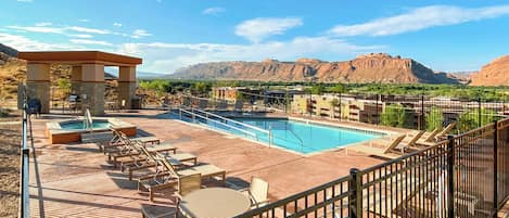 Una piscina al aire libre de temporada