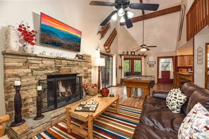 Living area - "Alpine Retreat" Private Chalet in Pigeon Forge w/ Hot Tub & Pool Table (Pigeon Forge)