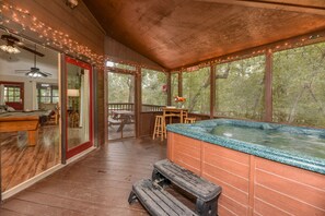 Indoor spa tub - "Alpine Retreat" Private Chalet in Pigeon Forge w/ Hot Tub & Pool Table (Pigeon Forge)