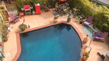 Alberca al aire libre y alberca climatizada