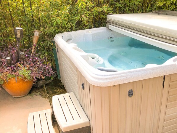 Outdoor spa tub