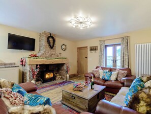 Fireplace - 3 bedroom accommodation in Brandesburton, near Driffield (Brandesburton, near Driffield)