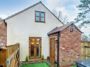 Property grounds - 3 bedroom accommodation in Brandesburton, near Driffield (Brandesburton, near Driffield)