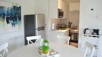 Een koelkast, een magnetron, een oven, een kookplaat