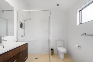 ヘアドライヤー、タオル、石鹸、トイレットペーパー