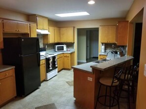 Refrigerador, microondas, horno y parrilla de estufa 