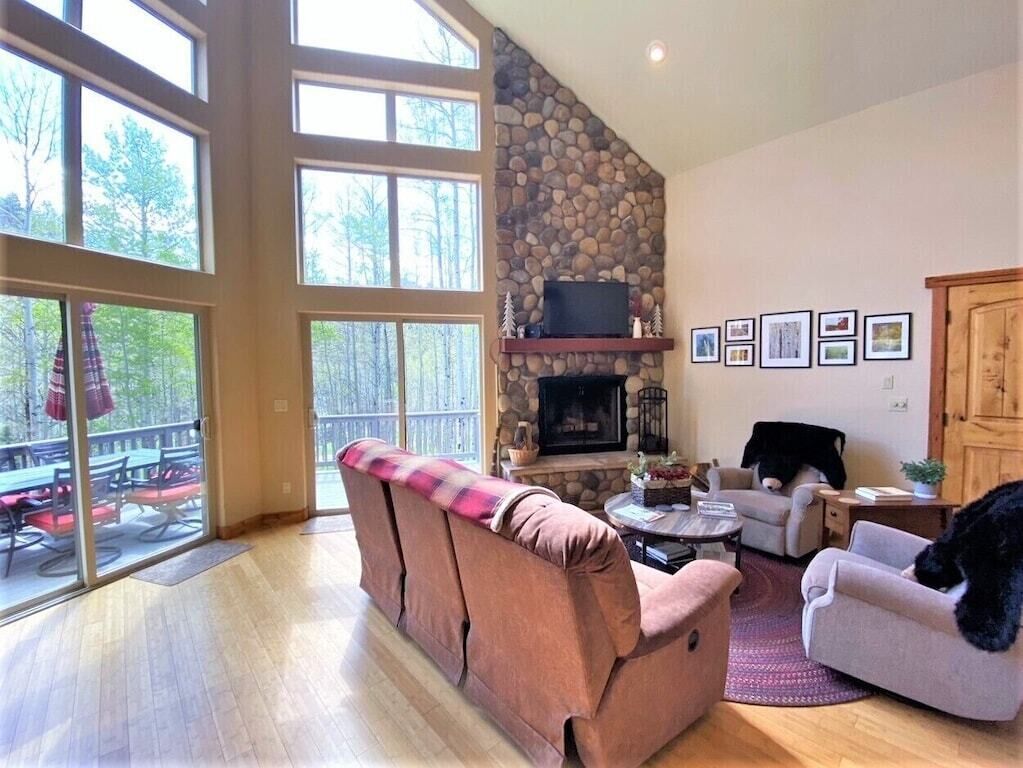 Gorgeous Cabin Nestled in the Trees, Private Hot Tub, Game Room w/Ping Pong