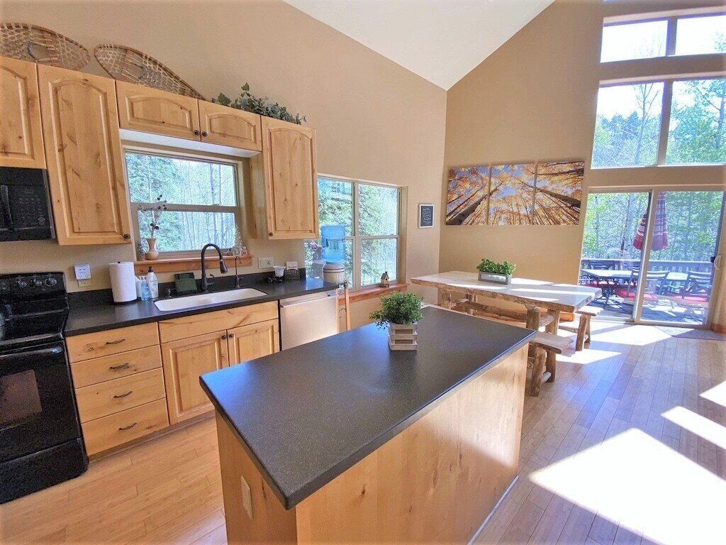 Gorgeous Cabin Nestled in the Trees, Private Hot Tub, Game Room w/Ping Pong