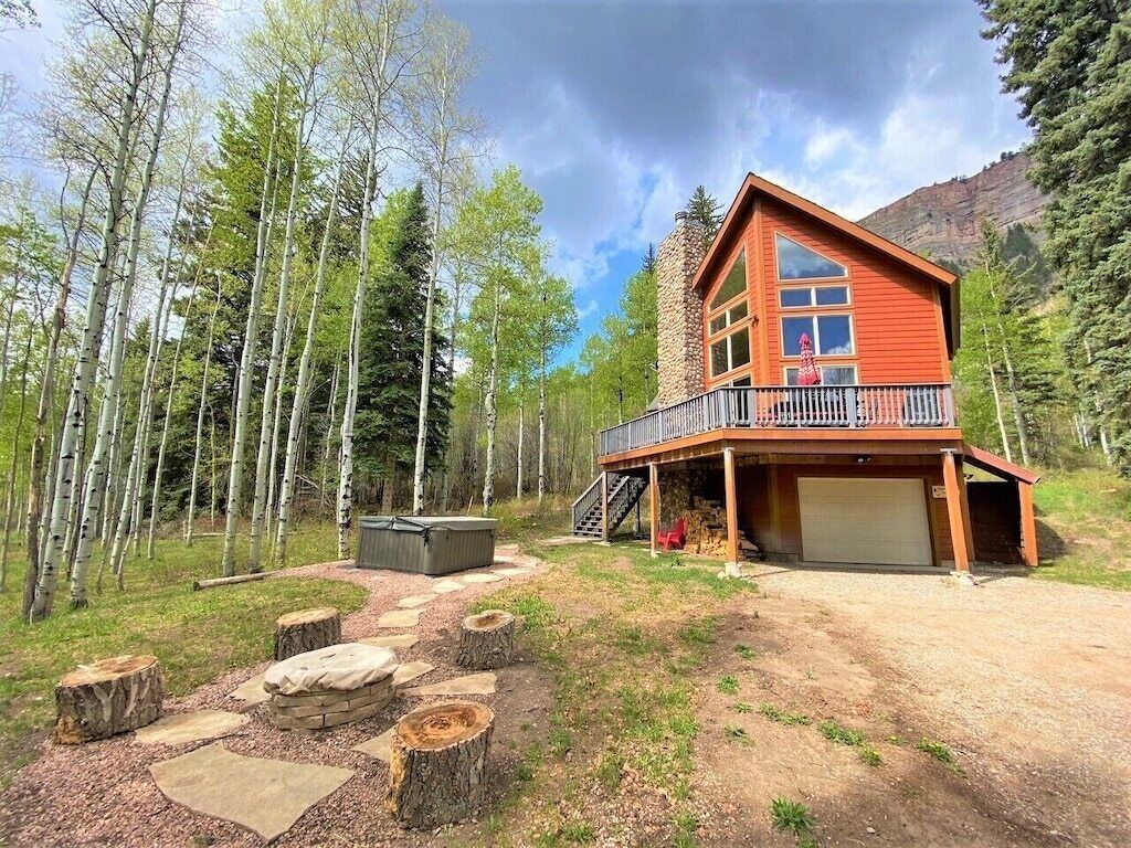 Gorgeous Cabin Nestled in the Trees, Private Hot Tub, Game Room w/Ping Pong