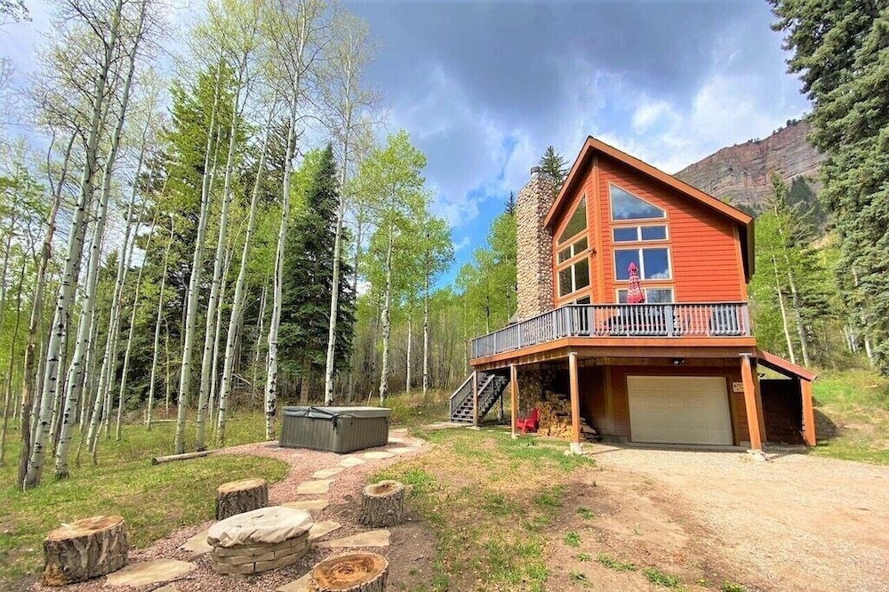 Gorgeous Cabin Nestled in the Trees, Private Hot Tub, Game Room w/Ping Pong