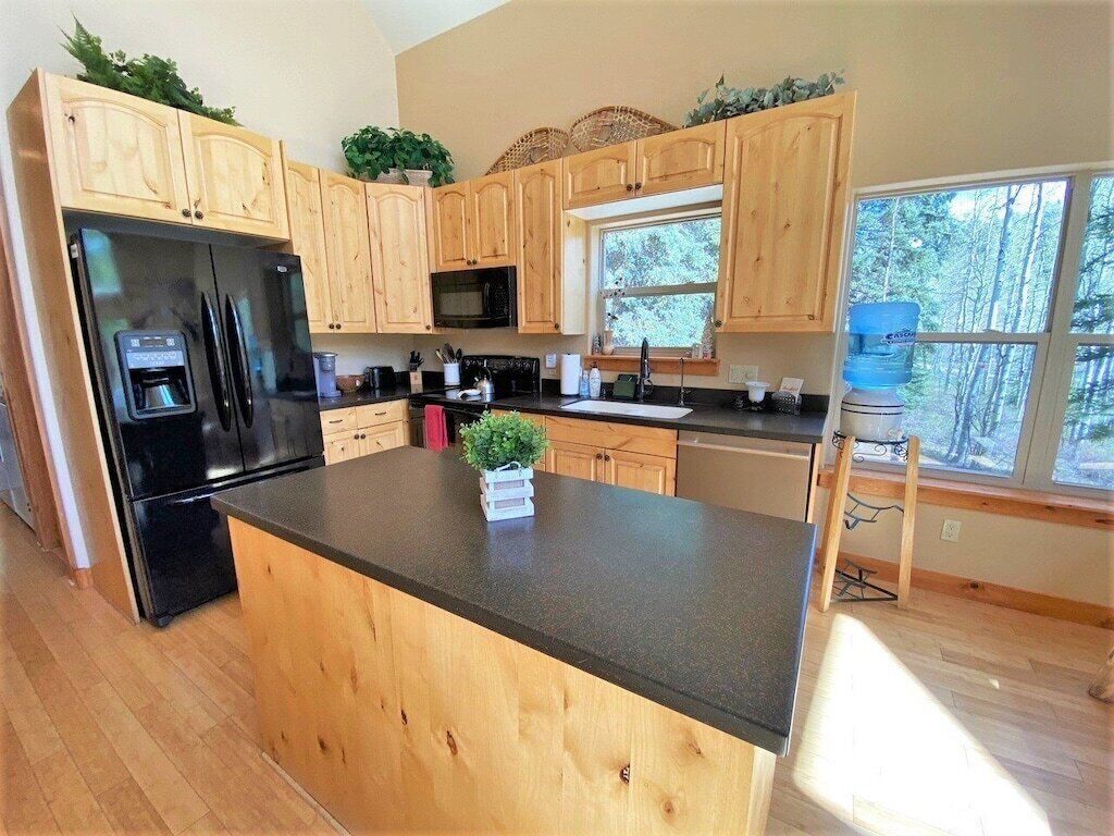 Gorgeous Cabin Nestled in the Trees, Private Hot Tub, Game Room w/Ping Pong