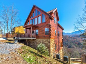 Studio (4 Bedrooms) | Front of property - Bear's Eye View by Jackson Mountain Rentals (Gatlinburg)