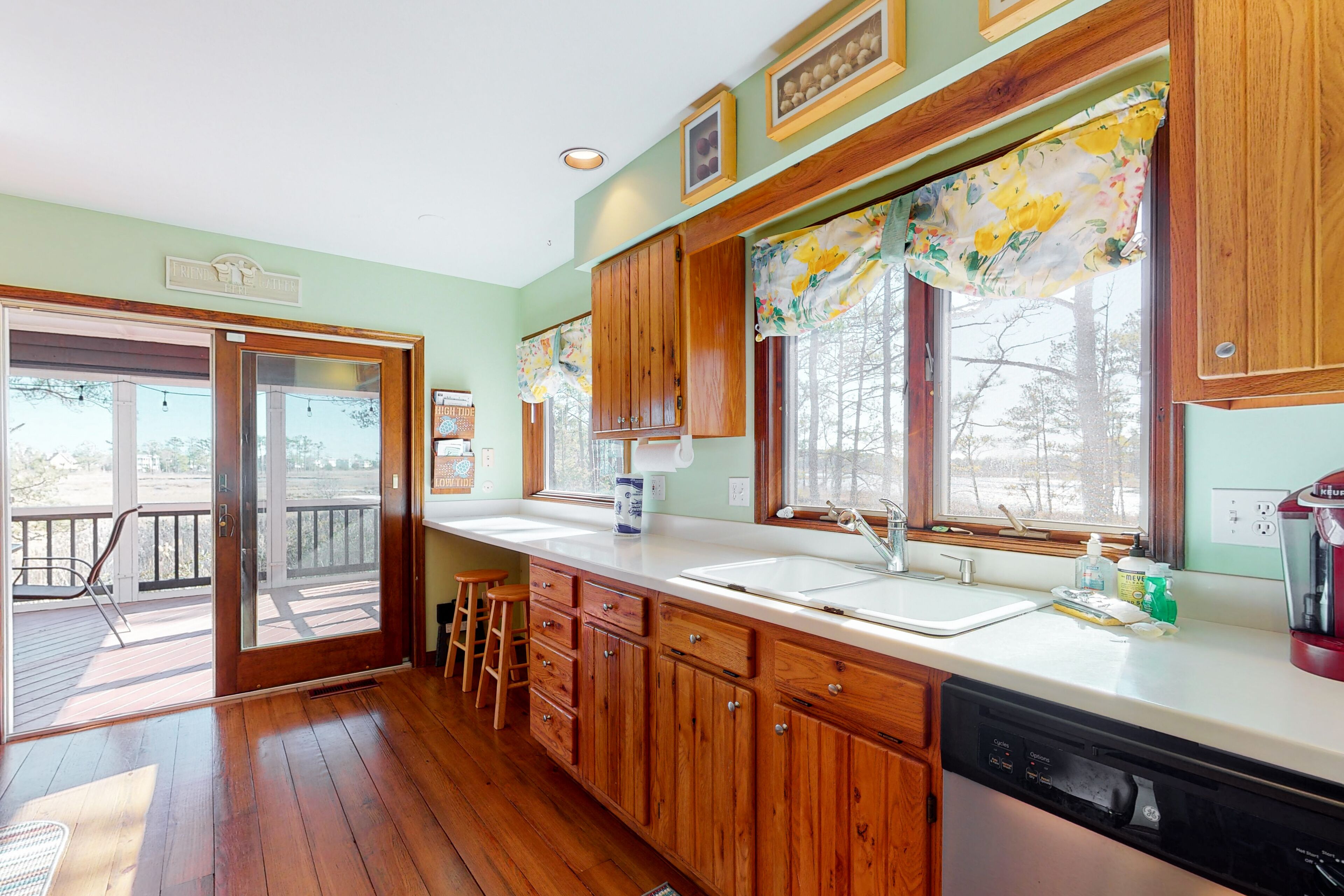 Cat Hill house with free WiFi and canal access