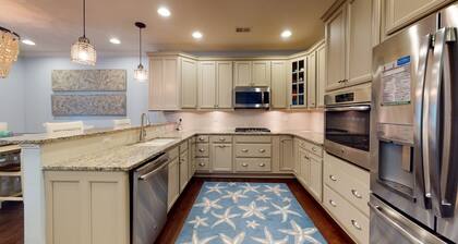 Bayside Resort townhouse w/ free WiFi, pool, golf on-site, and fireplace