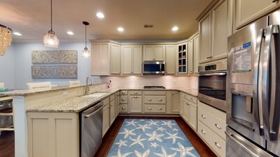 Bayside Resort townhouse w/ free WiFi, pool, golf on-site, and fireplace