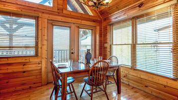 Studio (3 Bedrooms) | Property amenity