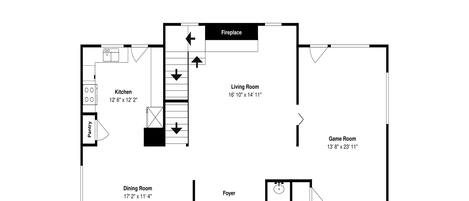 Planta baixa de uma casa com deck de madeira, cozinha, sala de jantar, sala de estar, sala de jogos, despensa, hall de entrada, lavabo e armário.