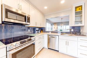 Fridge, microwave, oven, stovetop - Bethany Bay Third-Floor Condo with Pool, Tennis Court, & Board Games (Ocean View)