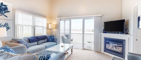 Fernseher, Kamin, DVD-Player