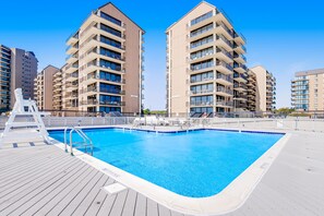 Een binnenzwembad en een verwarmd zwembad