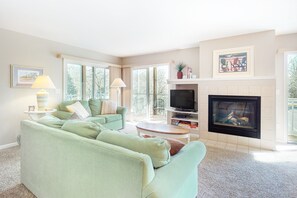 TV, DVD player - Sea Colony 1st-floor condo with pool, hot tub, sauna, gym, & tennis court (Bethany Beach)