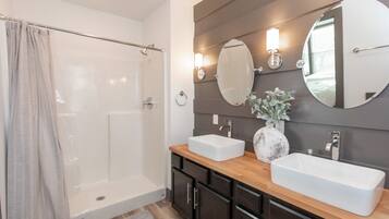Combined shower/bathtub, hair dryer, towels, soap