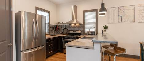 Kühlschrank, Mikrowelle, Ofen, Herdplatte