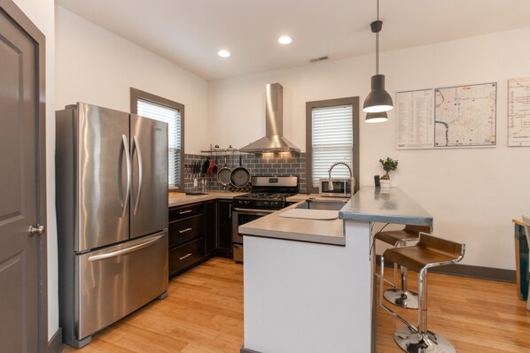 Réfrigérateur, four à micro-ondes, un four, surface de cuisson