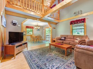 開放式客房 (2 Bedrooms) | 起居區 | 40-吋電視,提供有線頻道