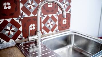 Réfrigérateur, micro-ondes, plaque de cuisson, cafetière/bouilloire