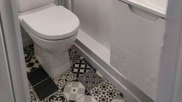 Een douche, een haardroger, handdoeken