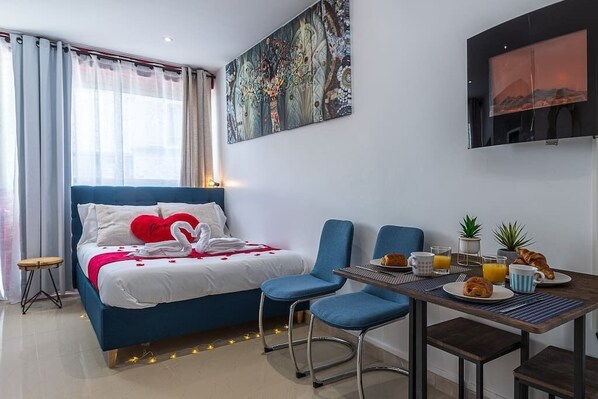 1 chambre, bureau, fer et planche à repasser, Wi-Fi