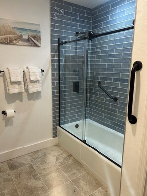 Duschwanne, Haartrockner, Handtücher, Seife